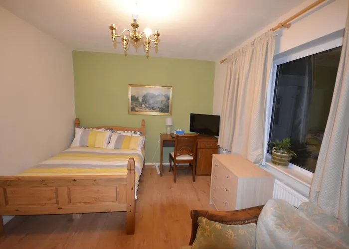 Double Bedroom With View To The Garden