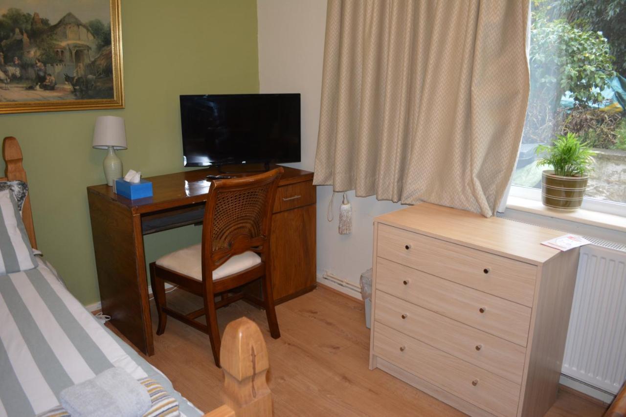 Homestay Double Bedroom With View To The Garden