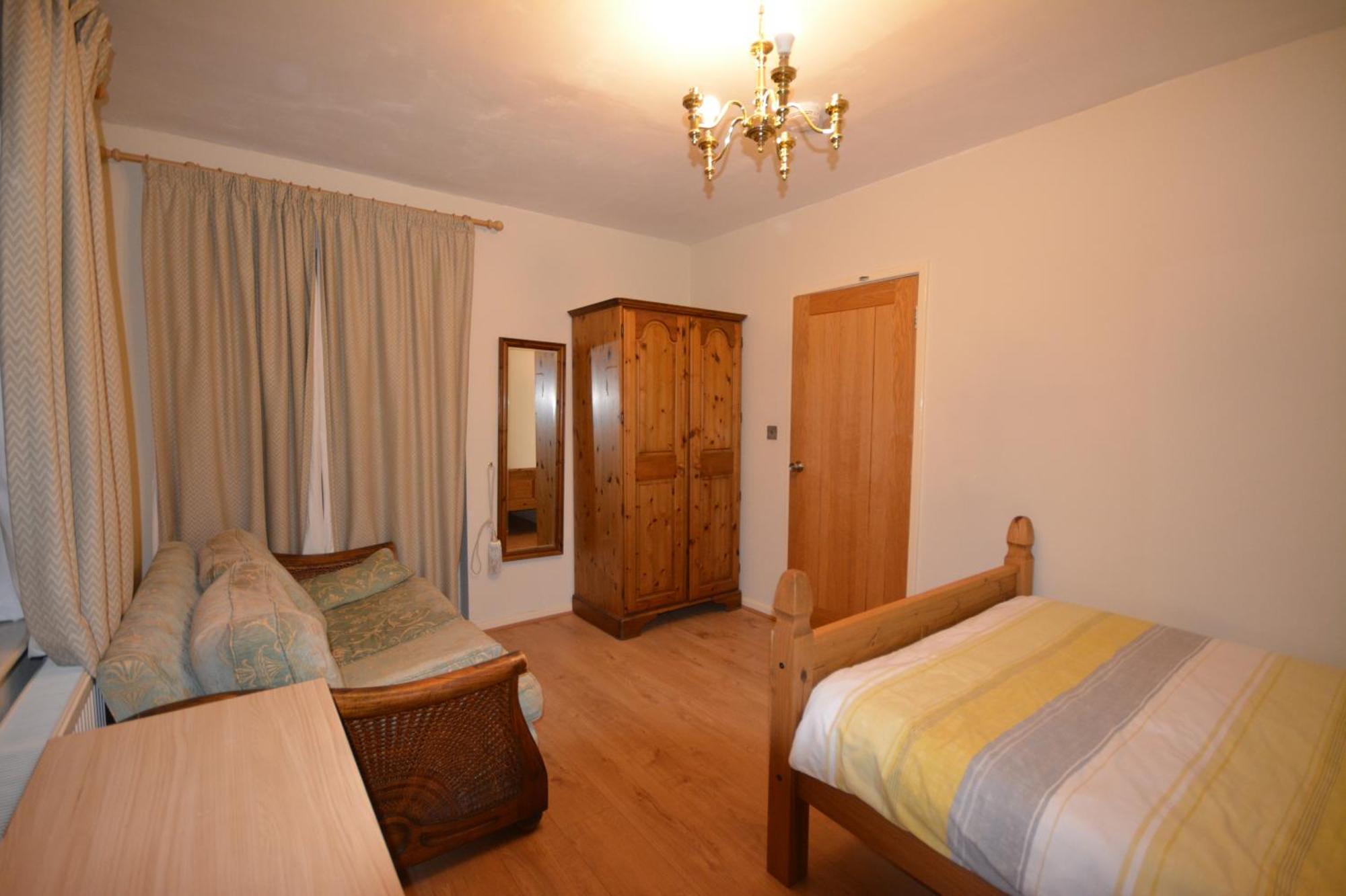 Double Bedroom With View To The Garden Homestay